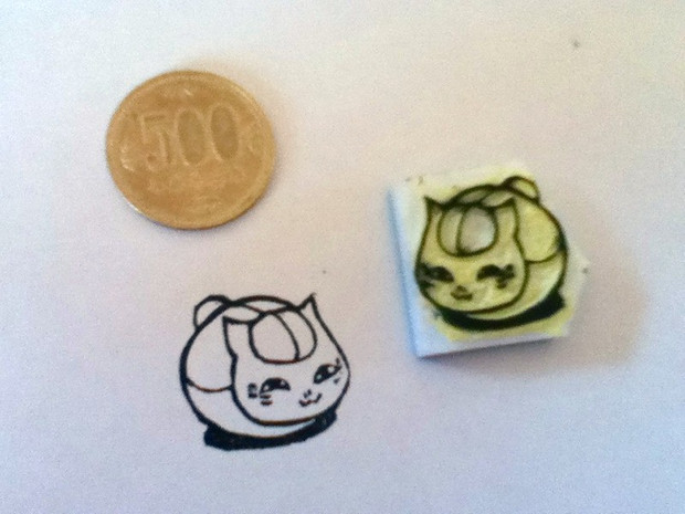 消しゴムはんこNo.130 いちご帽子のにゃんこちゃん