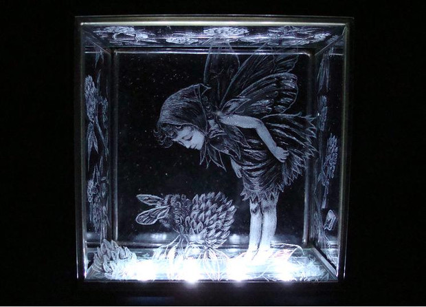 手彫り　妖精のガラス箱