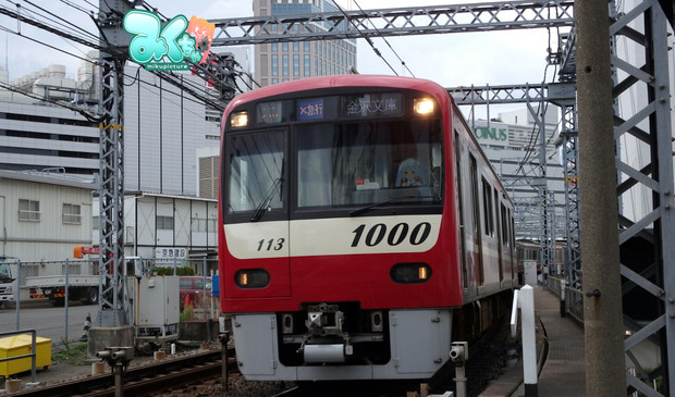横浜駅付近の踏切にて