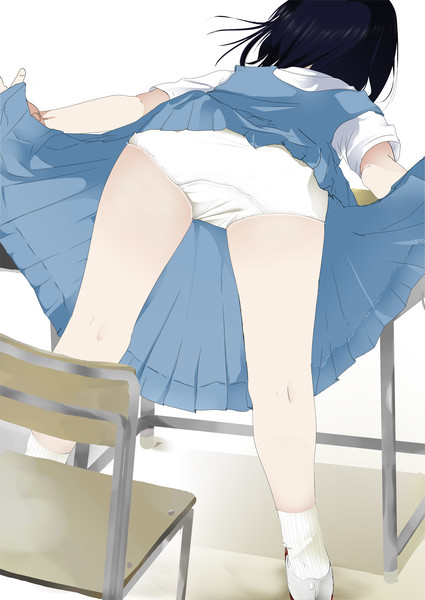 机の上にパンツ丸出しで覆いかぶさる女子