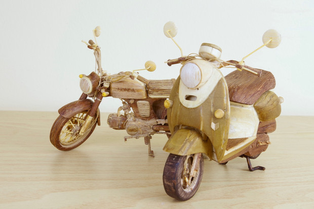 本屋さんで 志摩りんちゃんのバイクっぽいのが停まってたので 隣に私のバイク停めた かわぐつや さんのイラスト ニコニコ静画 イラスト