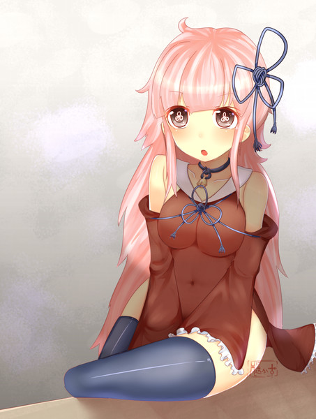机に座る茜ちゃん